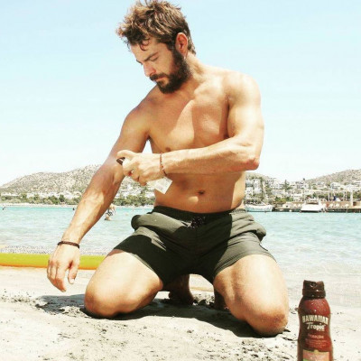 Ο Γιώργος Αγγελόπουλος μόλις κυκλοφόρησε την πρώτη του διαφήμιση και εσύ ΠΡΕΠΕΙ να τη δεις