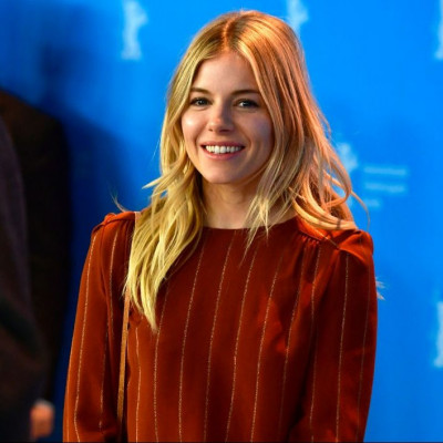 H Sienna Miller μας έδειξε το ρούχο του επόμενου χειμώνα... και είναι ανδρικό!