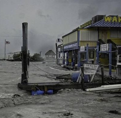 Έφθασε στη Φλόριντα ο φονικός τυφώνας Ίρμα - «Όσοι δεν φύγετε δεν θα επιβιώσετε»