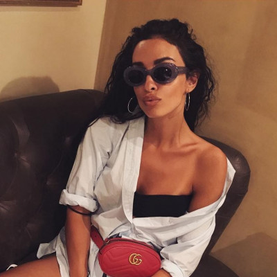 Η Ελένη Φουρέιρα «καταπολεμά» το φθινόπωρο με κατακόκκινο μικροσκοπικό μπικίνι