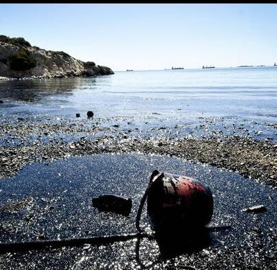Συναγερμός σε όλο το παραλιακό μέτωπο της Αττικής - Στον Άγιο Κοσμά έφτασε η πετρελαιοκηλίδα