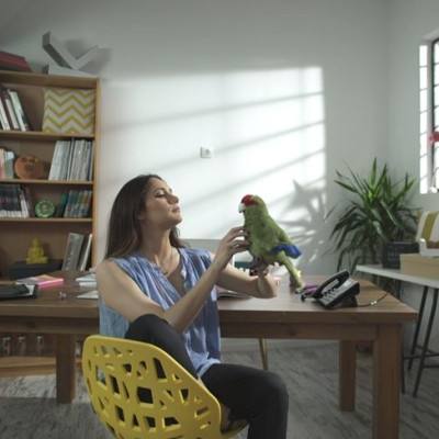 Στο εξωτικό γραφείο της Λυδίας, η ζωή μοιάζει λίγο πιο διασκεδαστική