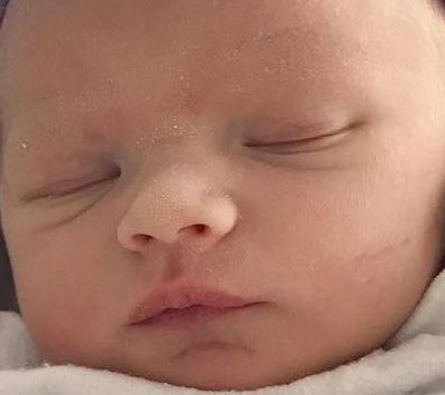 Πριν μερικές ώρες έγιναν γονείς και αυτή είναι η πρώτη φωτογραφία του νεογέννητου γιου τους