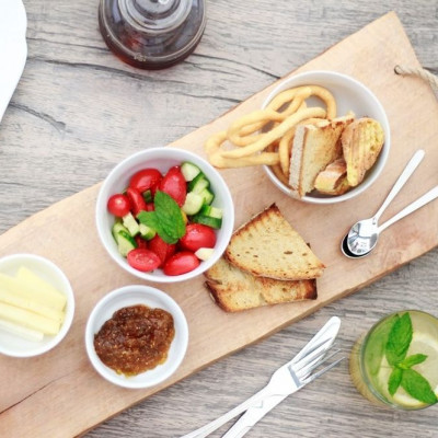 7 Cactus: To νέο hot spot στο Κουκάκι για ελληνικό street food, στον κήπο με τα φραγκόσυκα