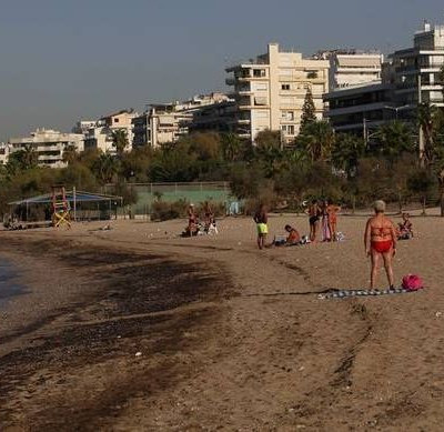 Πετρελαιοκηλίδα: Το υπουργείο Υγείας απαγορεύει την κολύμβηση σε αυτές τις παραλίες της Αττικής