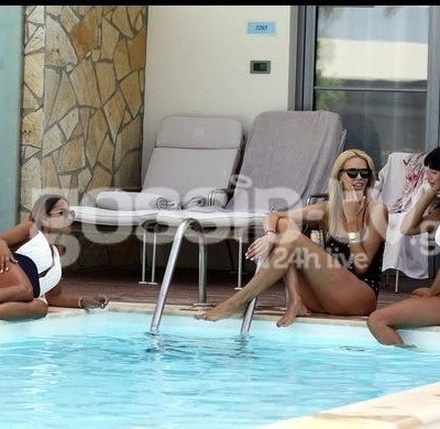 Τα κορίτσια χαλαρώνουν δίπλα στην πισίνα