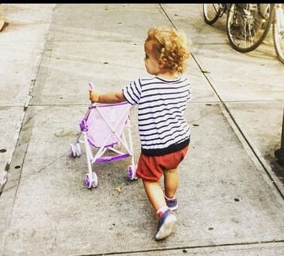 Ο μικρός γιος γνωστής ηθοποιού προετοιμάζεται να υποδεχτεί το αδελφάκι του