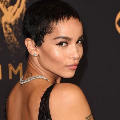 Zoë Kravitz: Ξέρουμε ποιο είναι το τέλειο nude- κοραλί κραγιόν που φορούσε στα Emmys