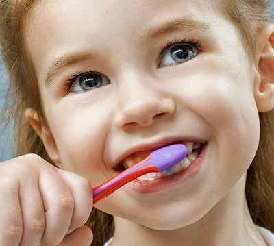 Τι τροφές πρέπει να καταναλώνει το παιδί για να έχει γερά δόντια