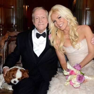 O Hugh Hefner πέθανε κι αυτή που πλάνταξε στο κλάμα δεν είναι η γυναίκα του