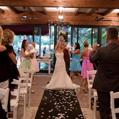 Κι όμως έγινε κι αυτό! 40χρονη παντρεύτηκε...τον εαυτό της!