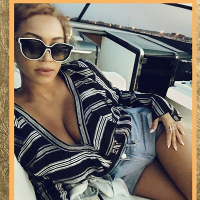 Η Beyonce με στενό φόρεμα είναι η επιτομή του sexiness