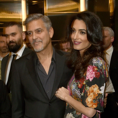 Amal Clooney εσύ; Η νέα μανούλα πιο κορμάρα και στυλάτη από ποτέ