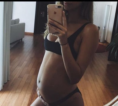 Φωτογραφίζεται με μπικίνι και δείχνει τη φουσκωμένη της κοιλίτσα!