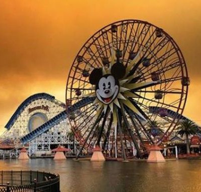 Εικόνες αποκάλυψης στην Καλιφόρνια: Πυκνοί καπνοί «πνίγουν» τη Disneyland