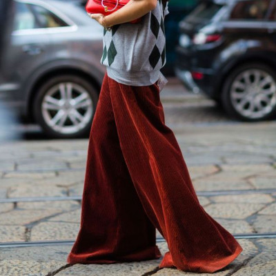 Oδηγός Αγοράς: 16 βελούδινα παντελόνια για να υιοθετήσεις το hot velvet trend