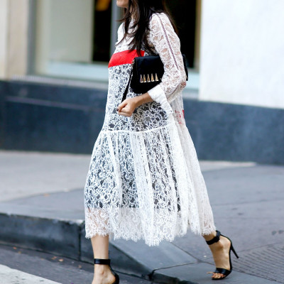 Οδηγός Αγοράς: 10 φορέματα με δαντέλα και διαφάνεια για εντυπωσιακές φθινοπωρινές εμφανίσεις