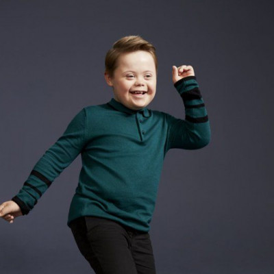 Είναι 11 ετών, έχει σύνδρομο Down και μόλις έγινε μοντέλο για παιδικά ρούχα