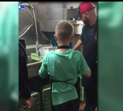 Το προσωπικό εστιατορίου έκανε πραγματικότητα το όνειρο ενός παιδιού με αυτισμό