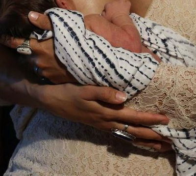 Η πρώτη οικογενειακή φωτογραφία μετά τη γέννηση του γιου τους