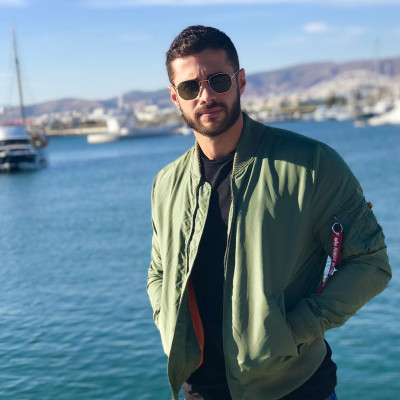 Ο Κωνσταντίνος Βασάλος έχει γενέθλια και μοιράζεται μαζί μας συλλεκτικό φωτογραφικό υλικό