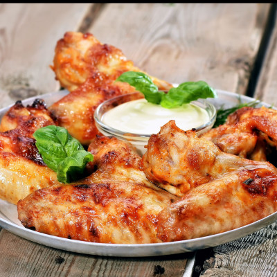 Μπουτάκια από κοτόπουλο με σάλτσα από ταχίνι