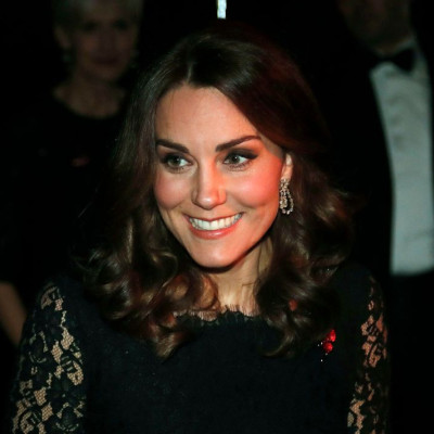 Nτύνονται ήδη σαν «αδερφούλες»; H Κate Middleton έβαλε ίδιο φόρεμα με την Meghan Markle