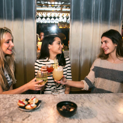 Γιατί τα κορίτσια αγαπούν τα after work drinks