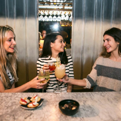 Οι τυχεροί που κερδίζουν πέντε διπλές προσκλήσεις για το Special M Dry Mastiha cocktail menu