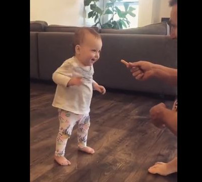 Κοριτσάκι κάνει τα πρώτα της βήματα για χάρη μίας… τηγανιτής πατάτας