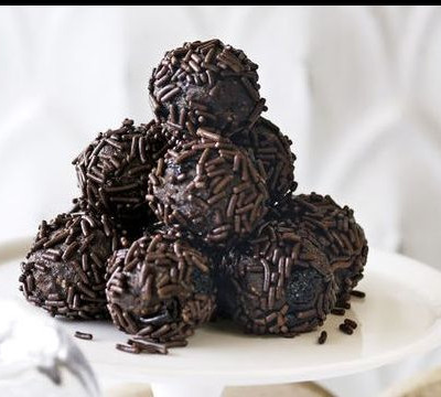 Πανεύκολα τρουφάκια με ρούμι. Το απόλυτο χριστουγεννιάτικο κέρασμα