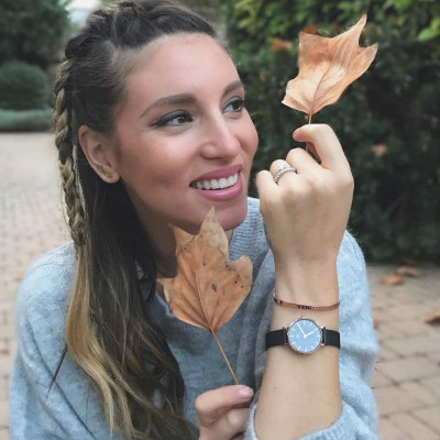 Δεν μπορεί παρά να ενθουσιαστείς με το φόρεμα που έβαλε η Αθηνά Οικονομάκου στο γάμο της