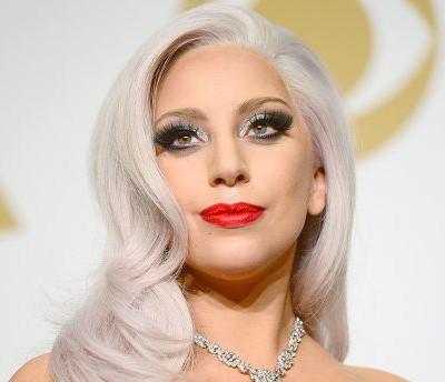 H Lady Gaga άφησε το πλατινέ ξανθό της για μια νέα απόχρωση, το μεγαλύτερο trend του χειμώνα!