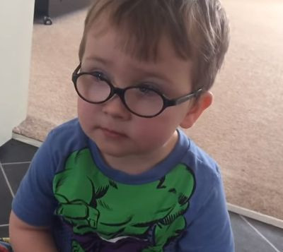 «Μαμά, δεν έχω κοπέλα». Ο μπόμπιρας που έχει ξετρελάνει εκατομμύρια χρήστες του διαδικτύου