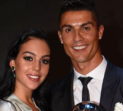 Η σύντροφος του σούπερ σταρ γέννησε πριν λίγες μέρες και δεν έχει σταματήσει να βγαίνει