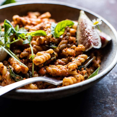 Κάνουμε ένα update στην κλασσική κόκκινη σάλτσα για μακαρόνια και γίνεται πιο... πικάντικη