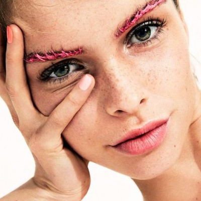 Διάσημες youtubers τεστάρουν μερικά από τα πιο τρελά τρικς ομορφιάς!