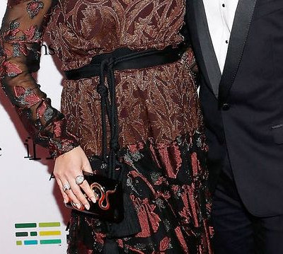 Η star έκανε την πρώτη δημόσια εμφάνισή της στο κόκκινο χαλί με φουσκωμένη κοιλίτσα (pics)