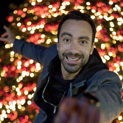 Ο Σάκης Τανιμανίδης άναψε το Χριστουγεννιάτικο δέντρο στο εκπτωτικό χωριό McArthurGlen