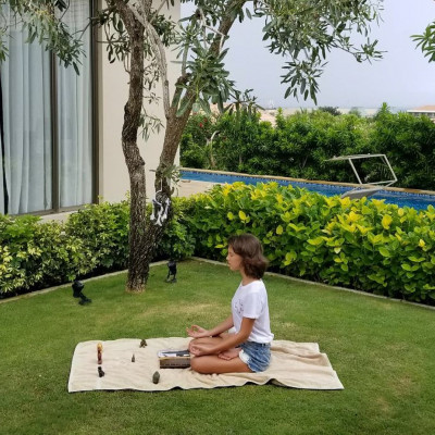 Από το Stranger Things στην κόλαση του Αγκούνγκ: η Millie Bobby Brown προσεύχεται για το Μπαλί