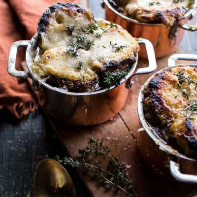 Κρεμμυδόσουπα με ψωμί και τυρί. Δύσκολα αρνείσαι!