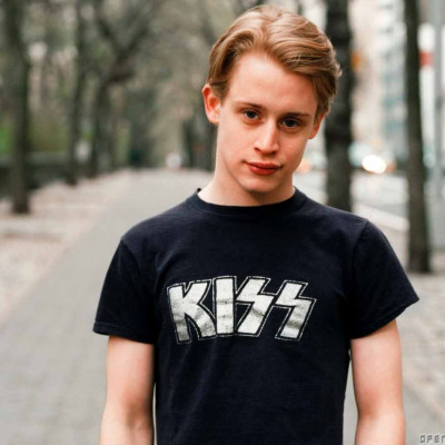 Ο Macaulay Culkin δεν είναι πια όπως τον ήξερες. Δες τον με τη νέα του σύντροφο
