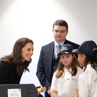 H Kate Middleton φόρεσε και μίνι φόρεμα και... κόκκινο!