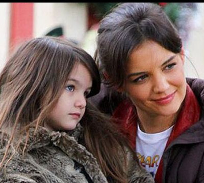Katie Holmes: Ανέβηκε στη σκηνή με τη Suri σε μία εμφάνιση-έκπληξη και το κοινό τις αποθέωσε