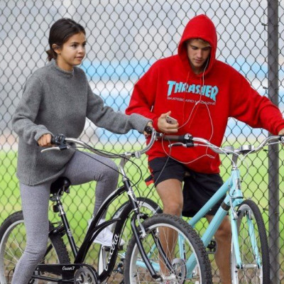 Η μαμά του Justin Bieber μίλησε για τη Selena Gomez και δεν φαντάζεσαι τι είπε