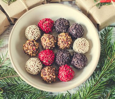 Συνταγή για τα πιο νόστιμα σοκολατένια χριστουγεννιάτικα τρουφάκια με τέσσερα μόνο υλικά