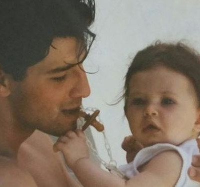 Πόζαρε μερικά χρόνια πριν στην αγκαλιά του Σάκη Ρουβά η κόρη της..