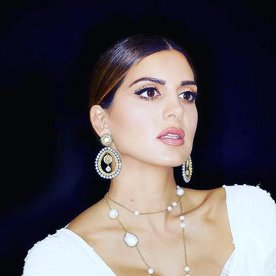 Η Σταματίνα Τσιμτσιλή με εφαρμοστό φόρεμα και φουσκωμένη κοιλίτσα