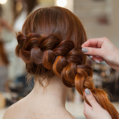 "Γρήγορα" χριστουγεννιάτικα χτενίσματα που φτιάχνεις μόνη σου πολύ εύκολα!