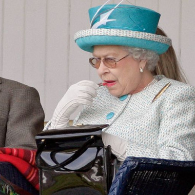 Αποκάλυψη: Δείτε τι κουβαλά πάντα στην τσάντα της η Βασίλισσα Ελισάβετ (pics)